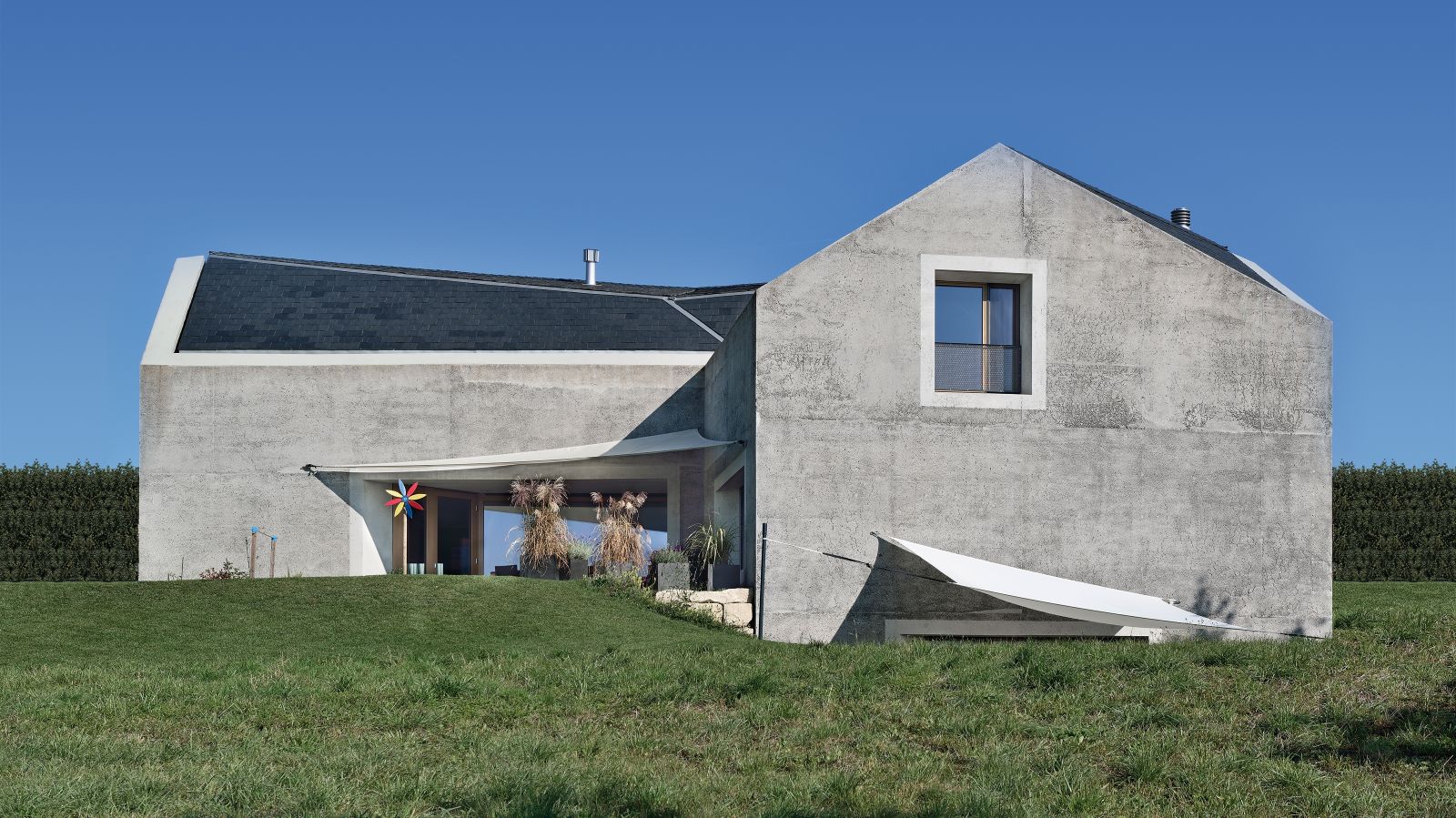 Nach nur acht Monaten Bauzeit war das Haus Trovatello fertig. Heute liegt der Findling von Seltisberg vor unverbauter Landschaft.