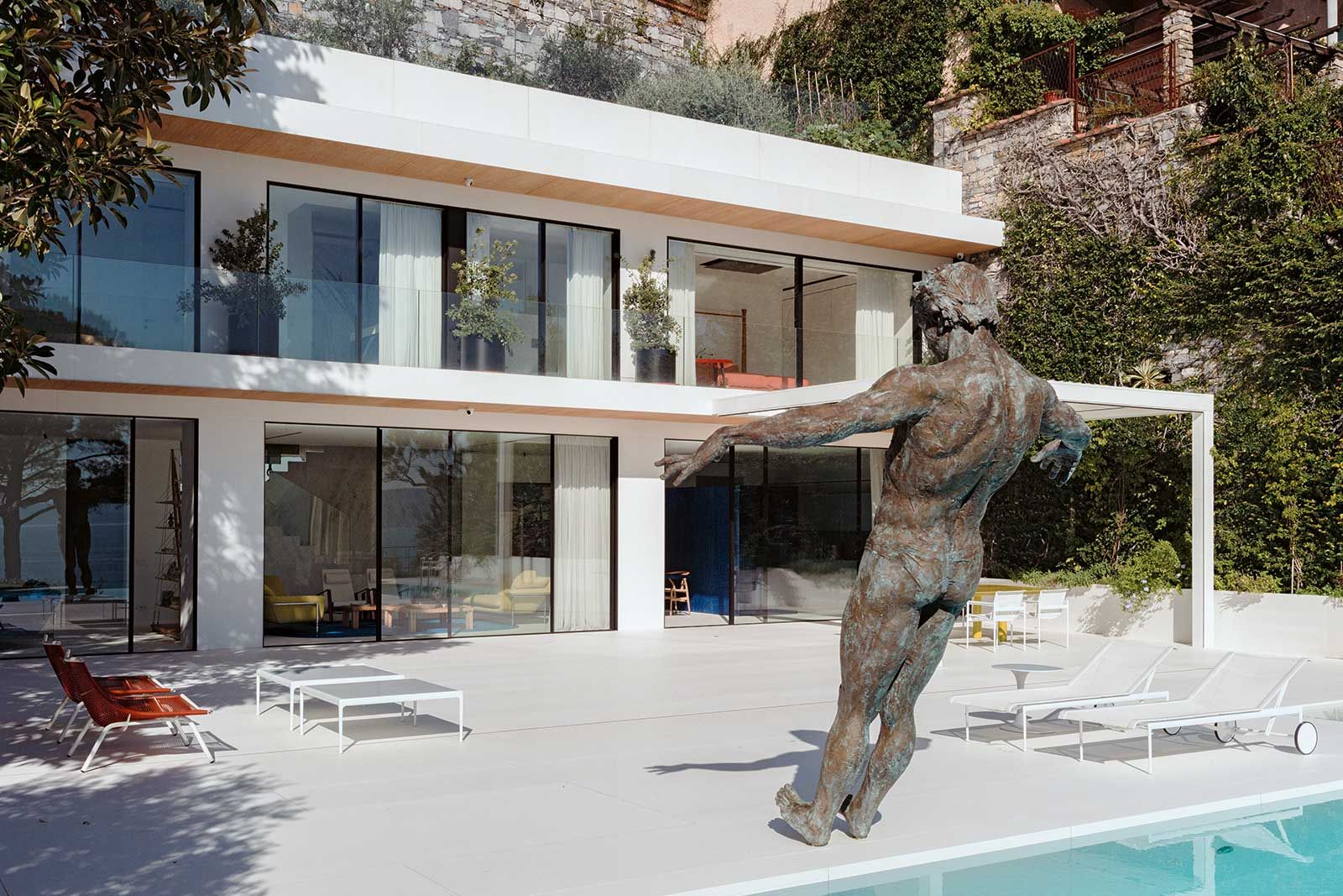Die drei Meter hohe Bronzeskulptur am Pool ist ein Werk des italienischen Künstlers Matteo Pugliese und steht für die kindliche Freude, sich unbeschwert ins Wasser fallen zu lassen.