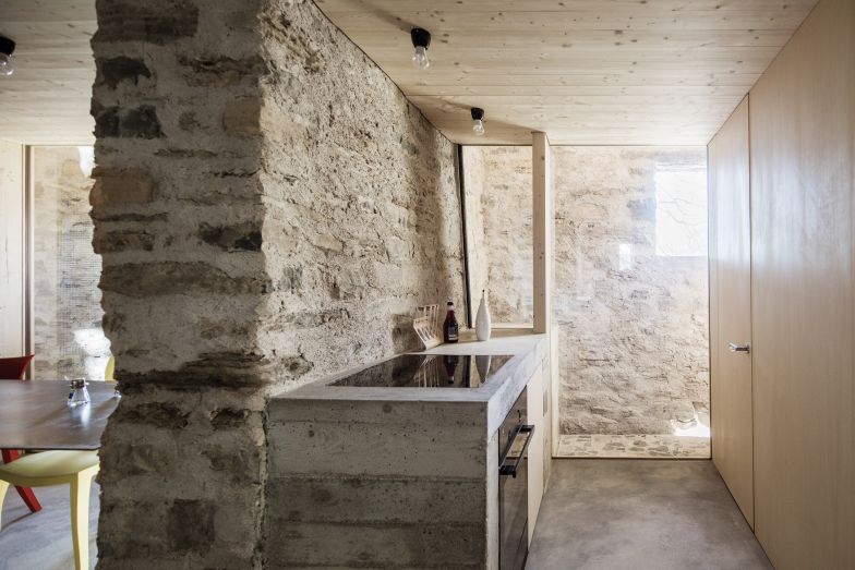 Auch die schlichte Küche aus Beton und die Einbauschränke aus Tannenholz planten die Architekten.