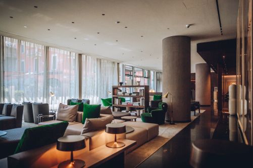 Für das Interior-Konzept arbeitete der Mailänder Architekt Nicola Gallizi mit Studio Arassociati zusammen. Die Ausstattung der Lobby, Bar, Restaurants und Zimmer übernahm das Designstudio des Traditionsunternehmens Molteni & C. Die Textilien und Teppiche fertigte die Manufaktur Rubelli aus Venedig exklusiv für das Hotel.