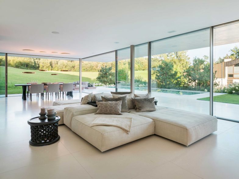 Das Sofa «Extrasoft» von Piero Lissoni für Living Divani war von Anfang an eingeplant. Hier kann man sitzen, lesen und in die Landschaft blicken, aber auch Fernsehen oder den Kamin geniessen.