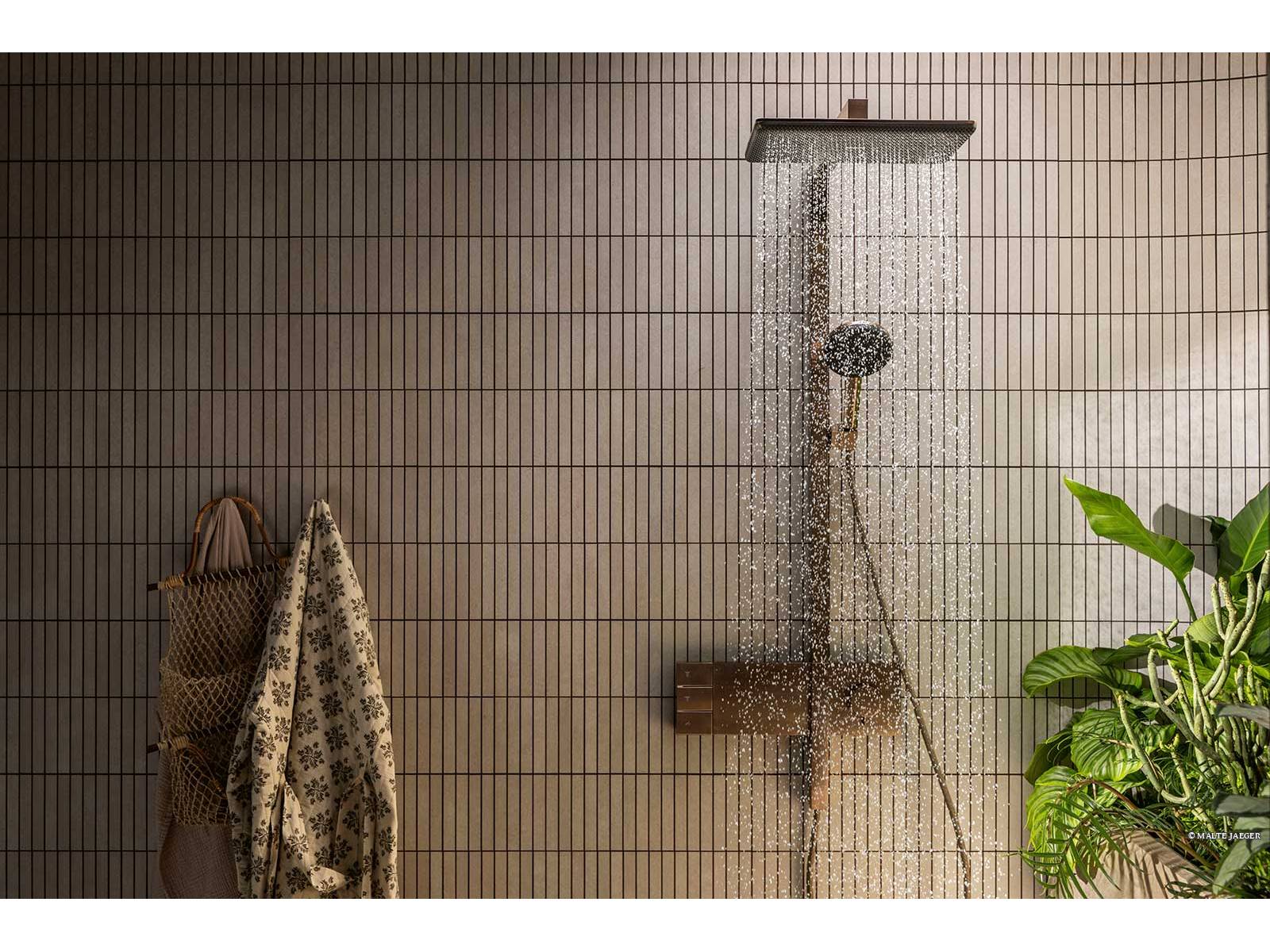 «Raindance Alive» bietet ein sinnliches Duscherlebnis mit drei Strahlarten, die den Körper sanft umhüllen. Die Handbrause verfügt über eine ergonomische Select-Taste für einfachen Strahlwechsel. Mit EcoSmart-Technologie sparen diese Brausen bis zu 60 Prozent Wasser – komfortabel und ressourcenschonend. HANSGROHE.