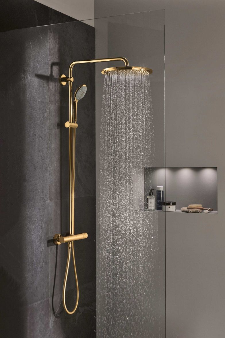 Das Armaturensortiment «Essence» überzeugt nicht nur durch sein eigenständiges Design, sondern auch durch die Farbenvielfalt, in der es erhältlich ist: So wie hier mit glänzender Oberfläche in Gold. Grohe.