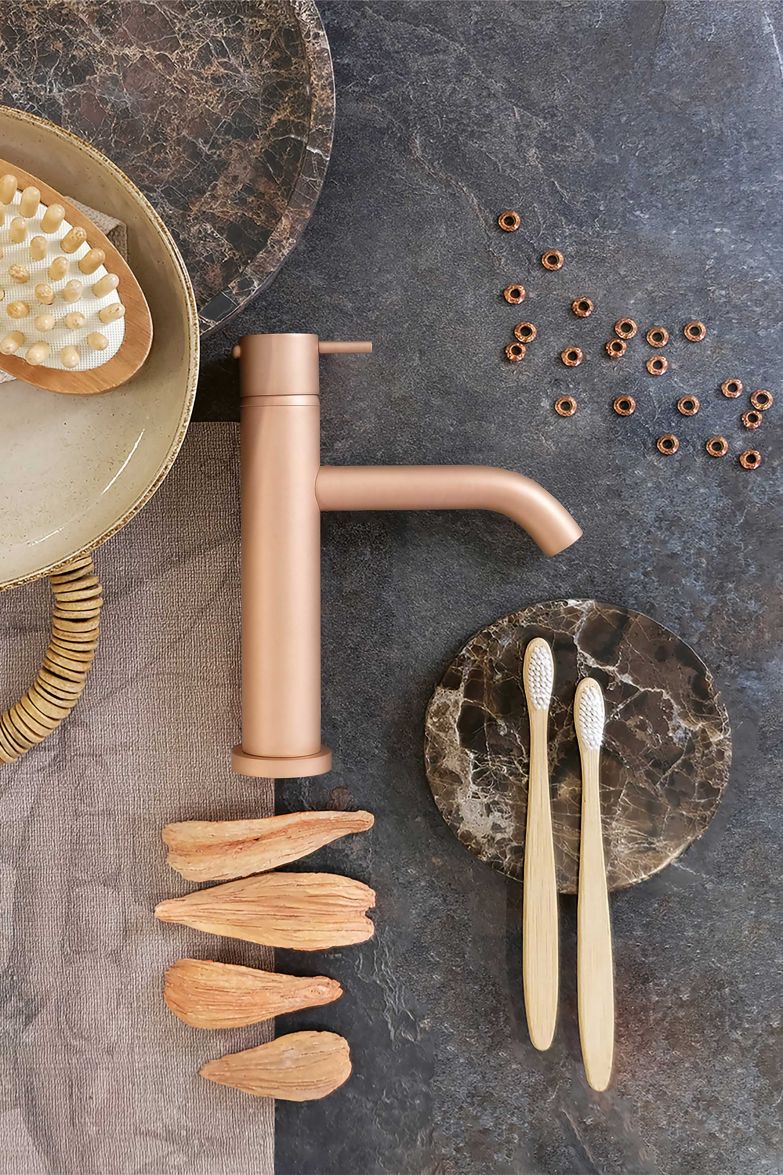 Frosted Champagne, Brushed Bronze, Rose Gold – was sich ein bisschen nach prickelnden Cocktails anhört, sind neue Ausführungen der frisch lancierten Oberflächenkollektion «Finishes Selection», die insgesamt sechs Farbtöne umfasst. Das italienische Unternehmen erweitert damit sein Angebot an raffinierten Designoberflächen. Ritmonio.