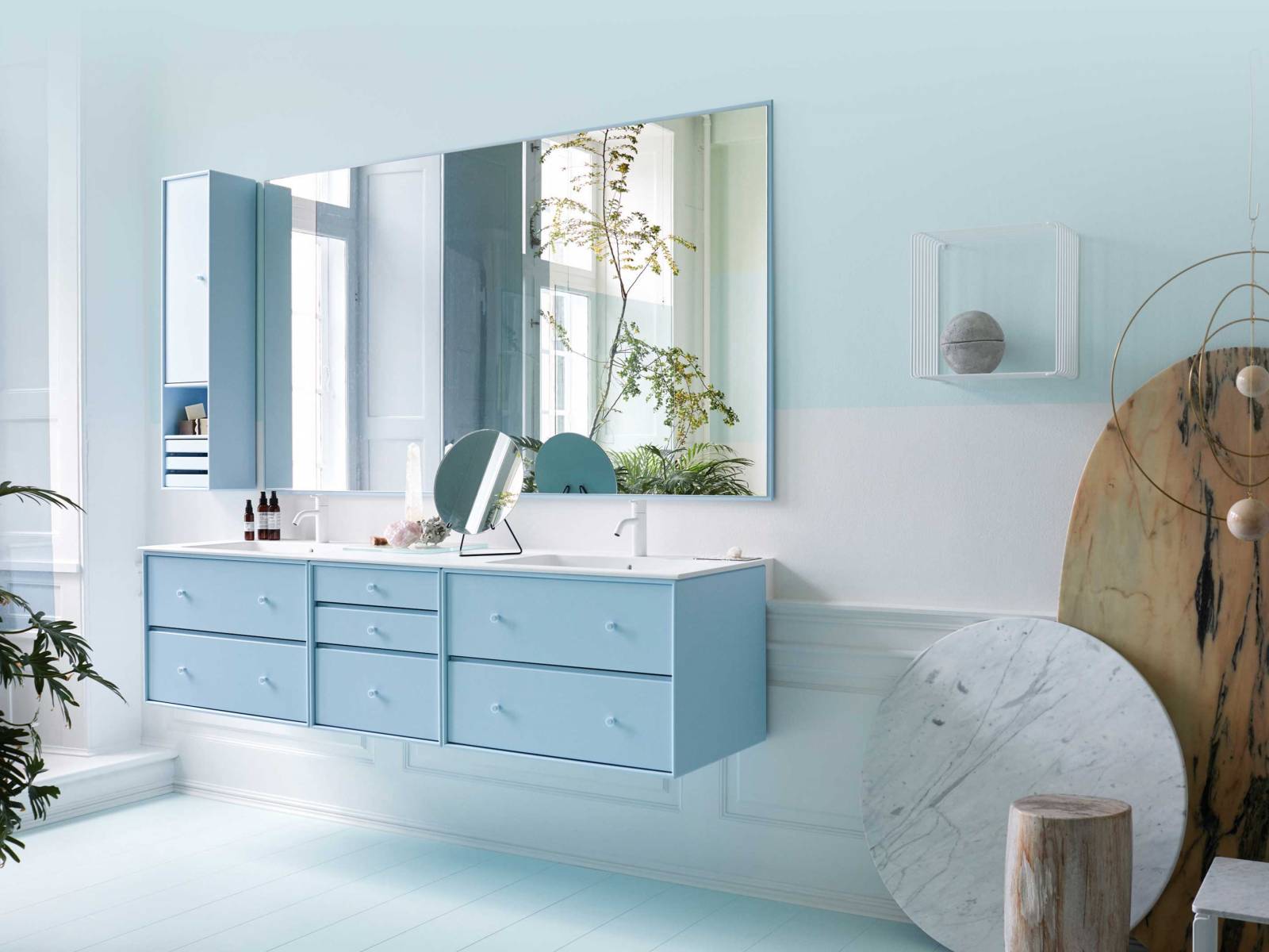 Mit dem Firmen-Slogan «Making room for personality» hat sich das dänische Unternehmen seit seiner Gründung einen Namen gemacht und damit den Menschen in den Mittelpunkt gestellt. Seiner Persönlichkeit Ausdruck zu verleihen, ist mit den modularen Möbeln überall möglich – auch im Badezimmer. Montana.