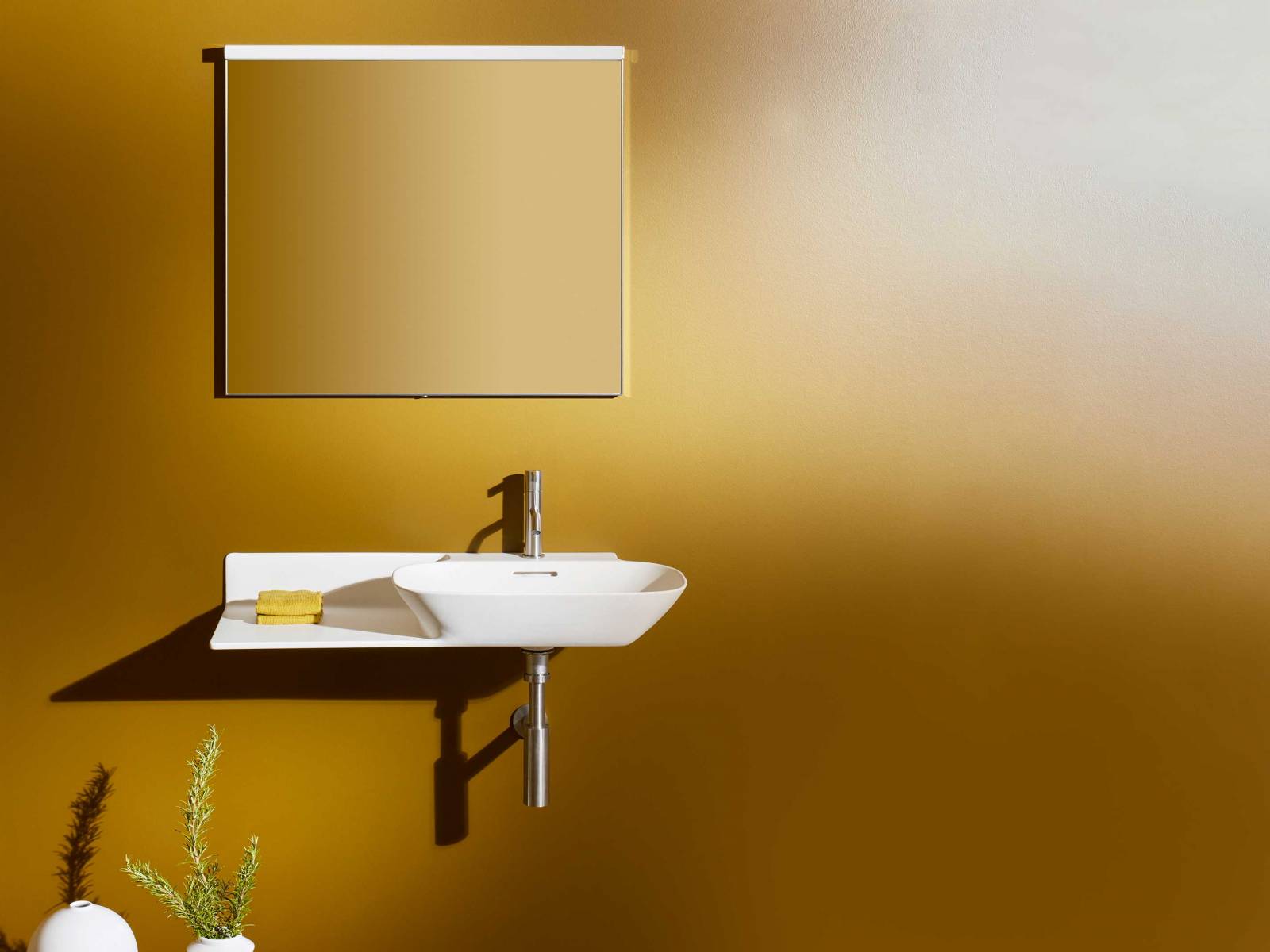 Der französische Designer Toan Nguyen nutzte die Vorteile der dünnwandigen Saphirkeramik und entwarf ein Lavabo, das platzsparend und elegant zugleich ist. «Ino» gibt es auch mit einer Ablage auf der rechten oder linken Seite. Keramik Laufen.