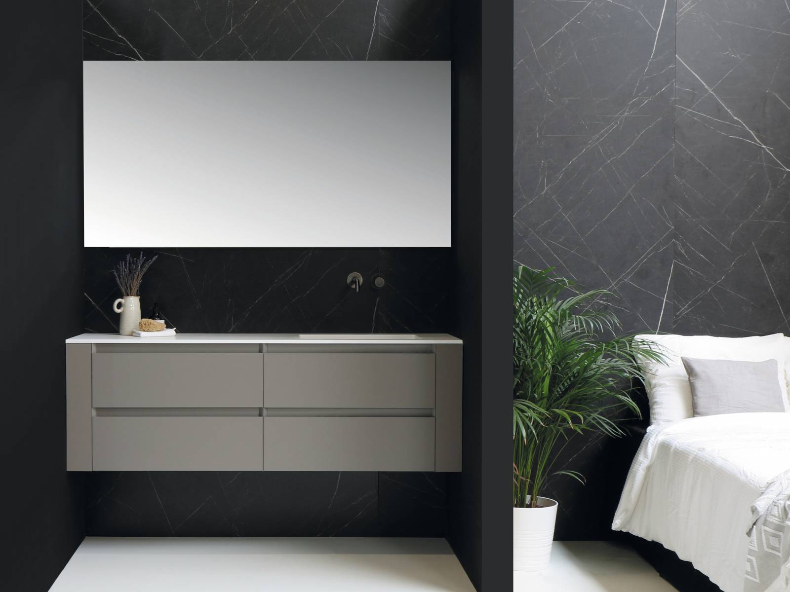 Ob Keramik oder Mineralwerkstoff, mit der Möbelserie Cube findet jeder Waschtisch seinen passenden Unterbau. Je nach Wunsch stehen mehr als 20 Grössen zur Verfügung und bieten genug Platz für Shampoo, Duschgel und Co. Repabad.