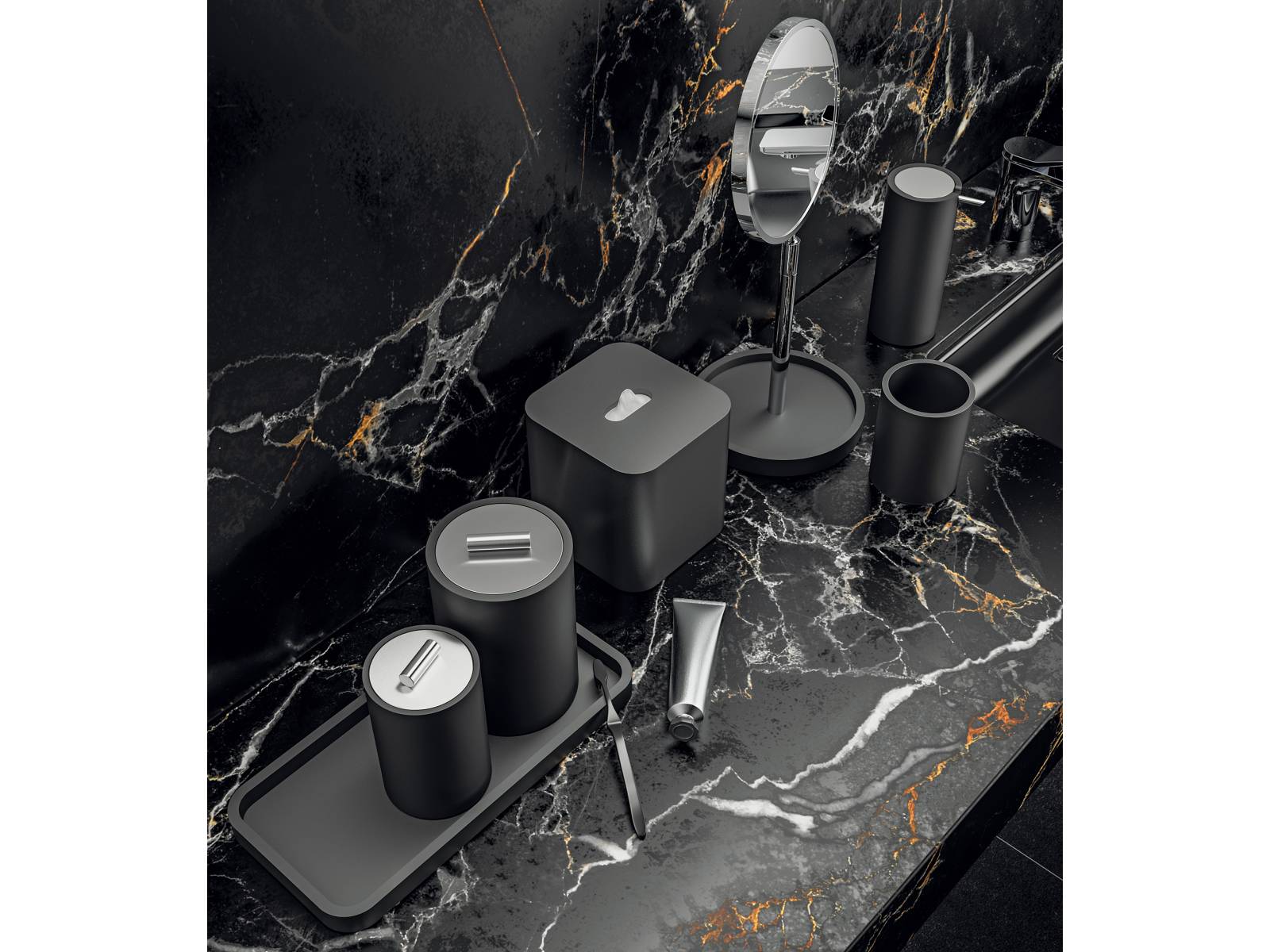 Auch wenn der Name es glauben macht, «Black Stone» ist nicht aus Naturstein, sondern aus Mineralwerkstoff gefertigt. Die spezielle Zusammensetzung verleiht der Badaccessoire-Serie eine warme, natursteinähnliche Oberfläche, der chemische und physikalische Einflüsse so schnell nichts anhaben können. Decor Walter.