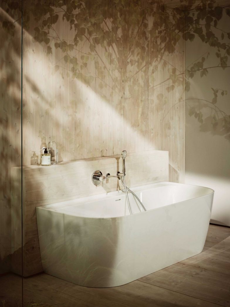 Meda: Gerade Linien und sanfte Rundungen beschreiben die neue, zeitlose Kollektion aus der Feder von Peter Wirz, die sich auch in der Badewanne widerspiegelt. Sie ist auch in einer zweifarbigen Ausführung erhältlich: aussen mattgrau und innen strahlend weiss. LAUFEN.CH