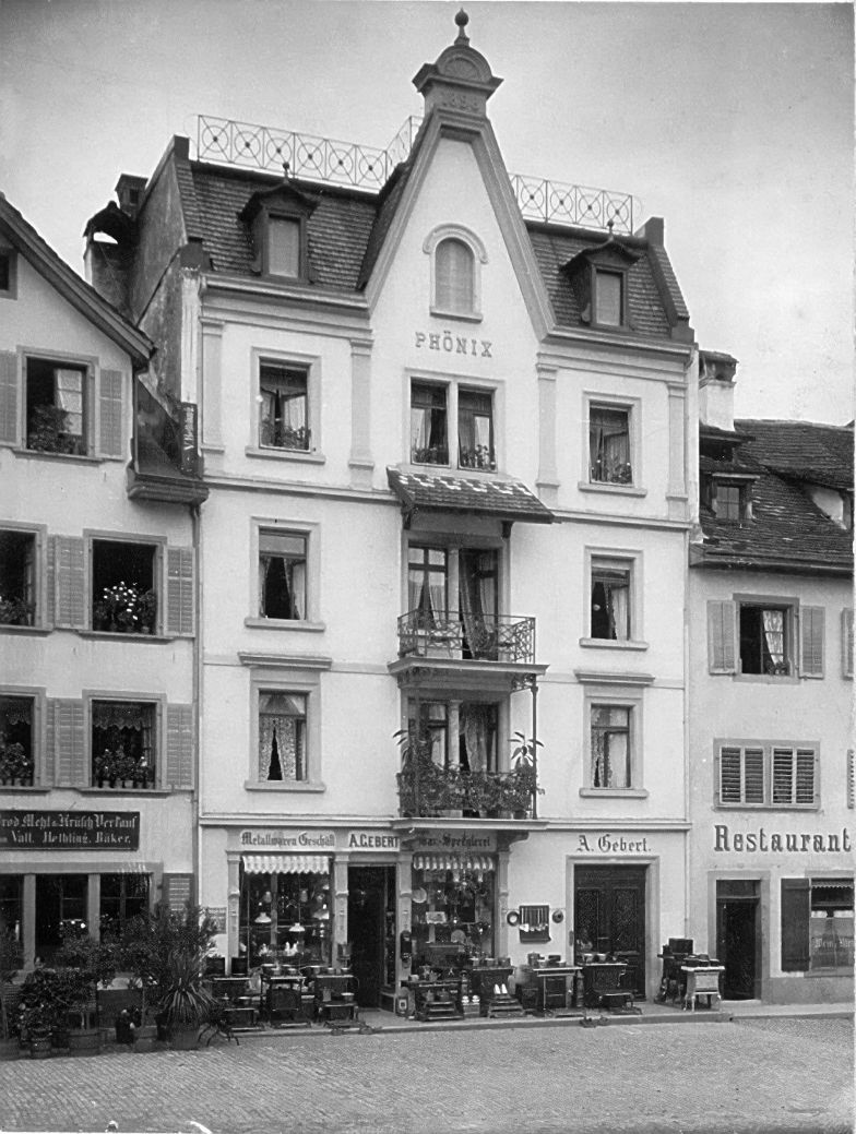 In Rapperswil erwarb Albert Gebert ein Haus, wo er mit seiner Frau Josefina eine Werksatt mit Verkaufsladen führte. 1875 als Ein-Mann-Betrieb gegründet, ist Geberit heute ein Unter­nehmen mit 10000 MitarbeiterInnen und ein internationales Zugpferd der Sanitärbranche.