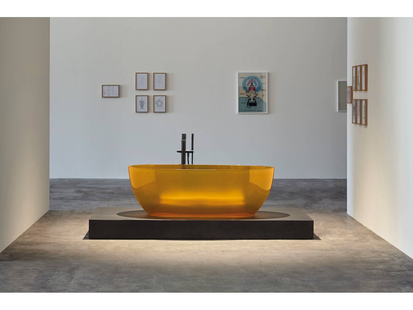 Neue Farben braucht das Bad! Die transparente Badewanne «Reflex» gibt es neu in neun trendigen Farben. Das Modell ist aus dem vom Hersteller entwickelten und patentierten Material Cristalmood gefertigt und wurde am letzten Salone del Mobile mit Erfolg vorgestellt. Antonio Lupi.