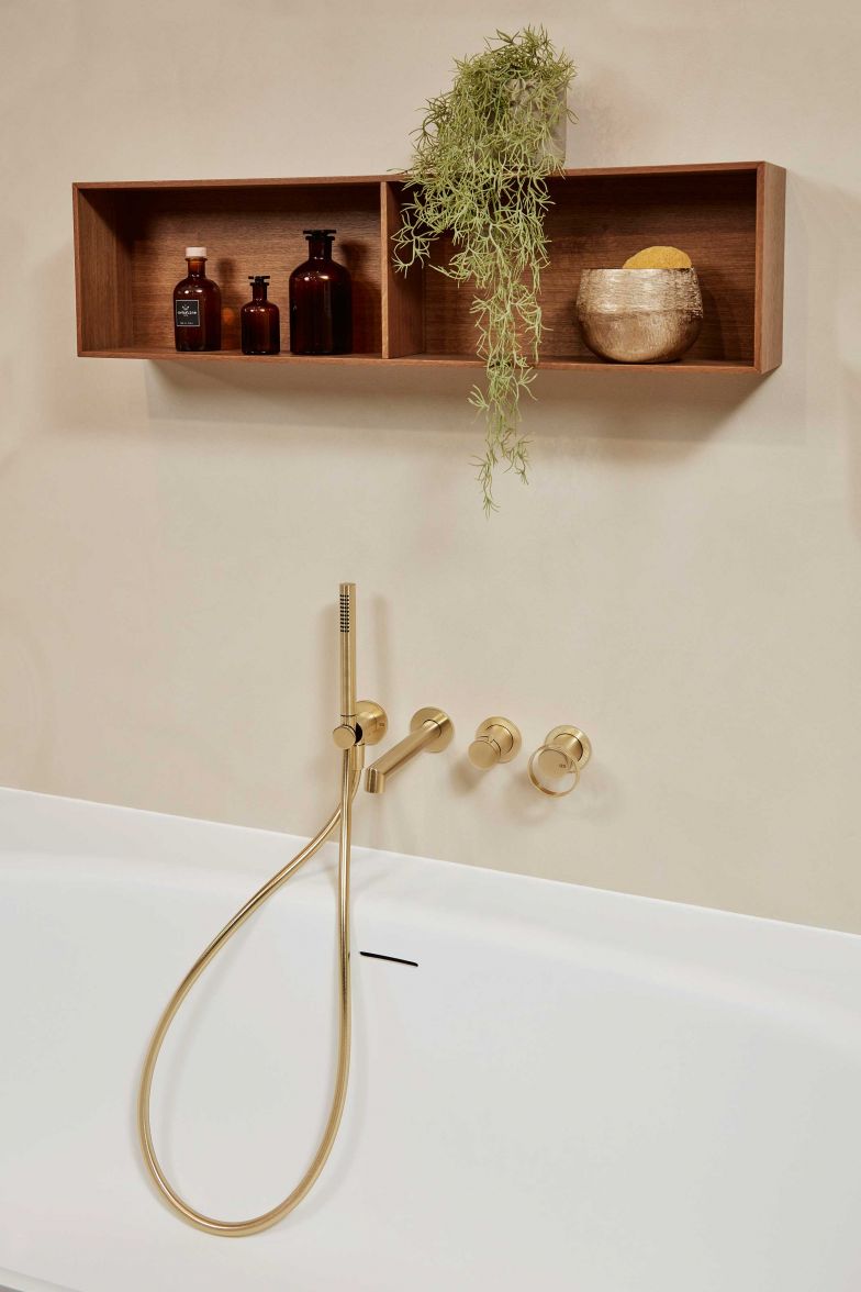 Wie einzelne, aktuelle Trends im Badezimmer für ein modernes Wellness-Ambiente sorgen, zeigt dieser edle Badmischer: Er vereint eine angesagte Oberfläche – gebürstetes Messing – mit klarer Form und raffinierter Funktionalität und verleiht dem Bad durch seine elegante Erscheinung einen Hauch von Luxus. SABAG.CH