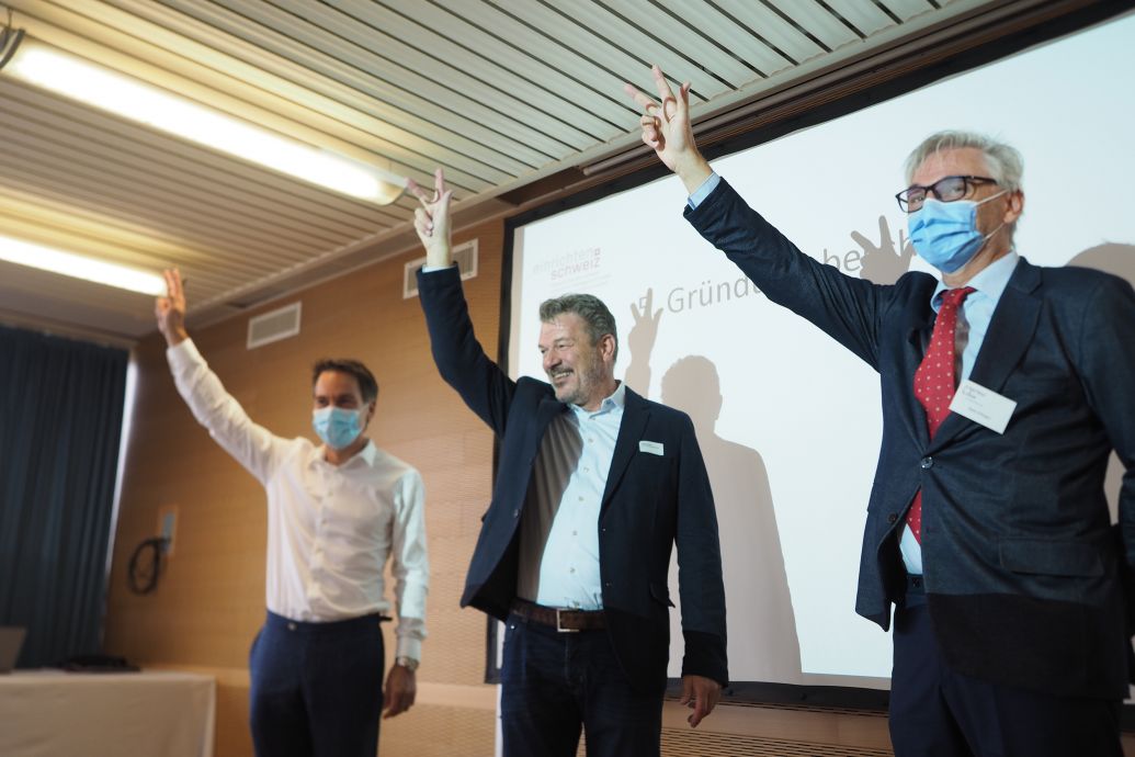 Jürg Schubiger (Vizepräsident), Hannes Vifian (Präsident), Reto Eilinger (Vizepräsident), krankheitshalber abwesend Walter Pretelli (Geschäftsführer) führen von nun an die Geschicke des Dachverbandes «Einrichtenschweiz».