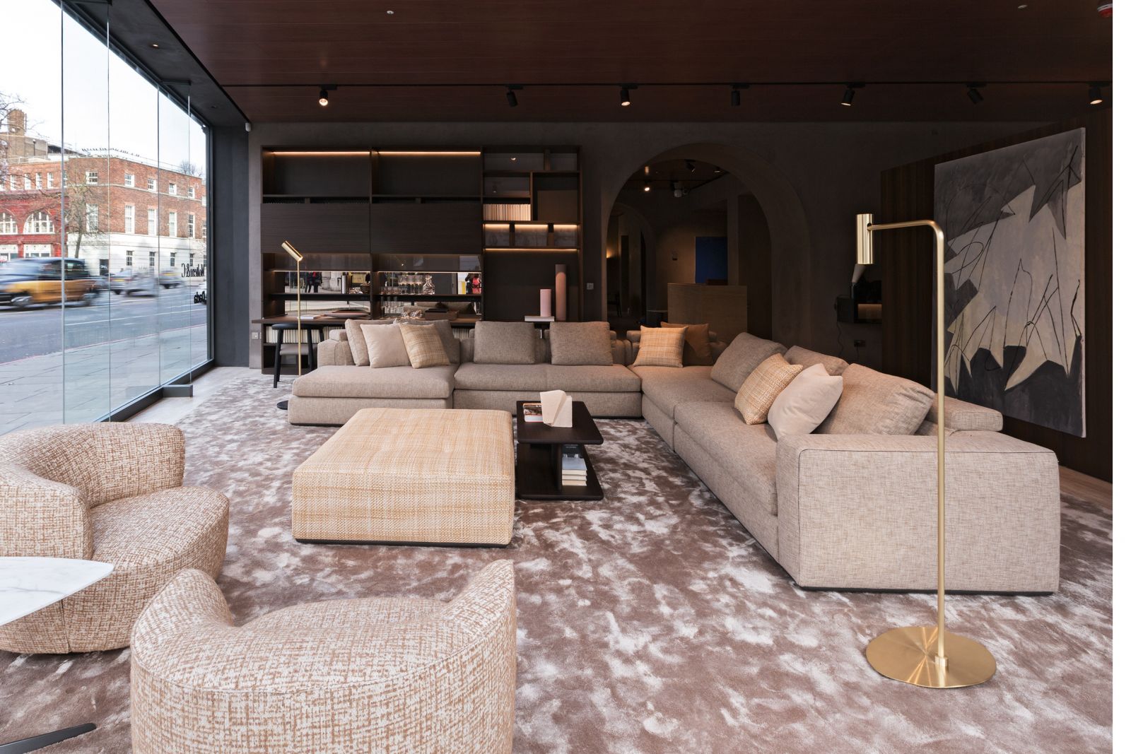 Italienisches Design im Herzen von Chelsea: Grosse Schaufenster im Londoner Showroom geben Einblick auf das Design von Molteni.