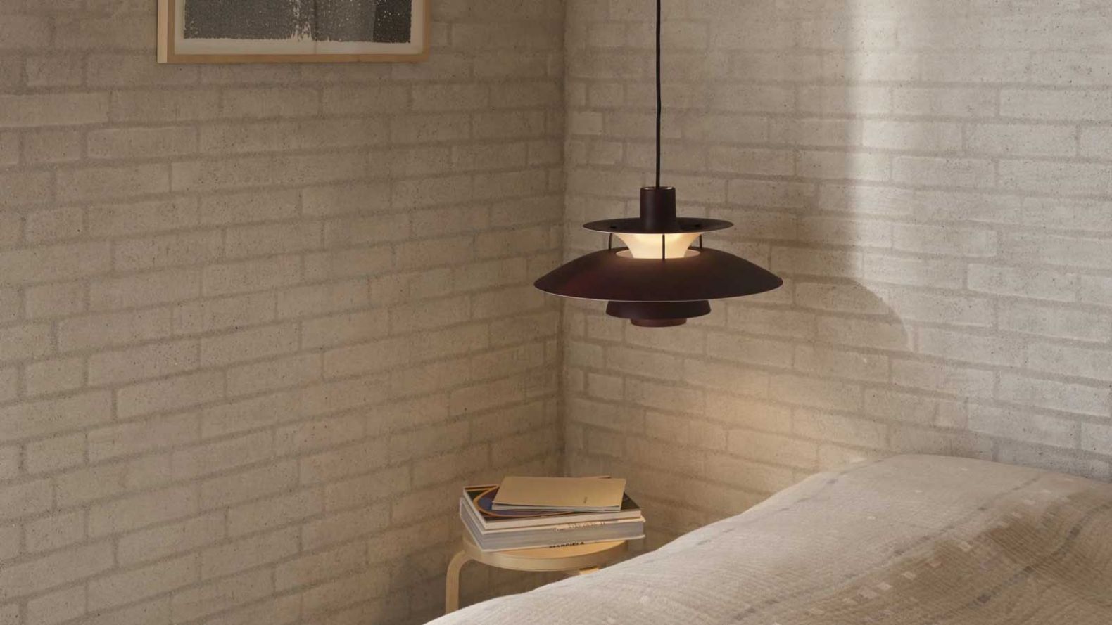 Zur Deckenleuchte «PH5» von Poul Henningsen müssen nicht mehr viele Worte gesagt werden, ausser, dass es sie neu in dem Farbton Burgundy gibt. louispoulsen.com