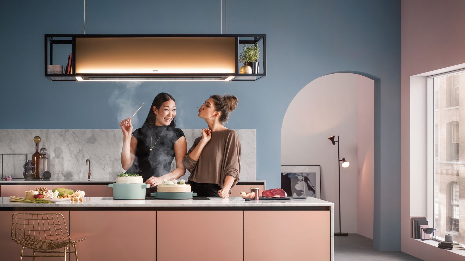 Die Deckenlifthaube «Skyline Frame» bringt mit dem pulverbeschichteten Vierkantrahmen und den Lichtakzenten urbanes, Loft-artiges Flair in die Wohnung. Mit drei Preisen wurde sie 2019 ausgezeichnet, dem «Best of the Best Red Dot Design Award», als «Kücheninnovation des Jahres» und mit dem «IF Product Design Award».
