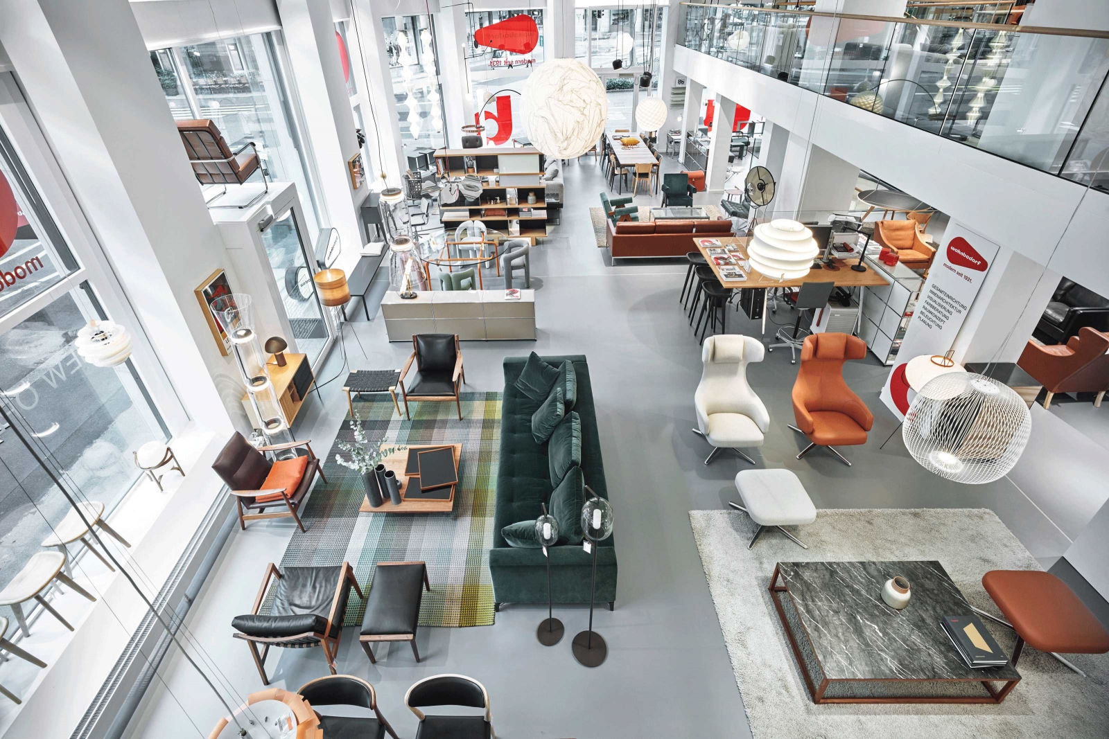 Designklassiker und hochwertige Designmarken, unter anderem von Cassina, Knoll, Minotti, Thonet, Thut, USM, Vitra, Embru oder ClassiCon, finden am neuen Standort in der Uraniastrasse 40 auf drei Etagen Platz. Foto: Valentin Jeck.