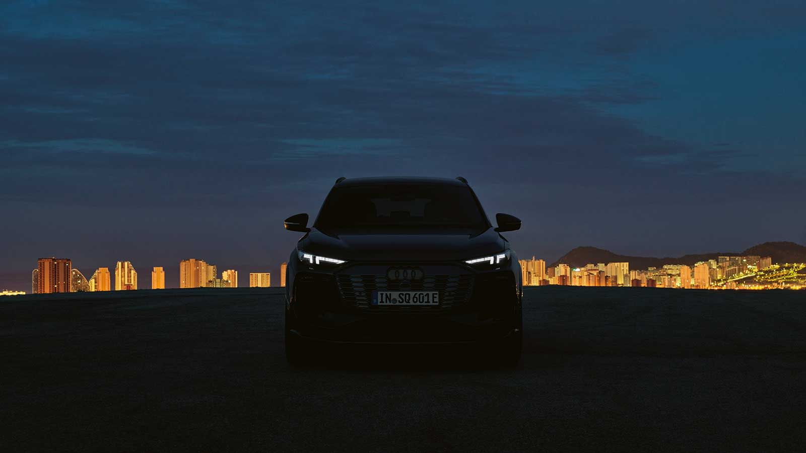 Der vollelektrische «Q6 e-tron», hier in der Sportversion, der vor kurzem in der Schweiz eingeführt wurde, hebt Design, Lichttechnik, Fahrdynamik und Performance auf ein neues Niveau. Besonders bemerkenswert sind die Reichweite von 625 km und die maximale DC-Ladeleistung von 270 kW, mit der in nur 10 Minuten bis zu 255 km nachgeladen werden können.
