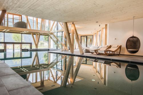 Neben dem grössten Hotel-Hamam Italiens zählen besonders der Innen- und Aussenpool zu den Highlights des Wellnessbereiches.
