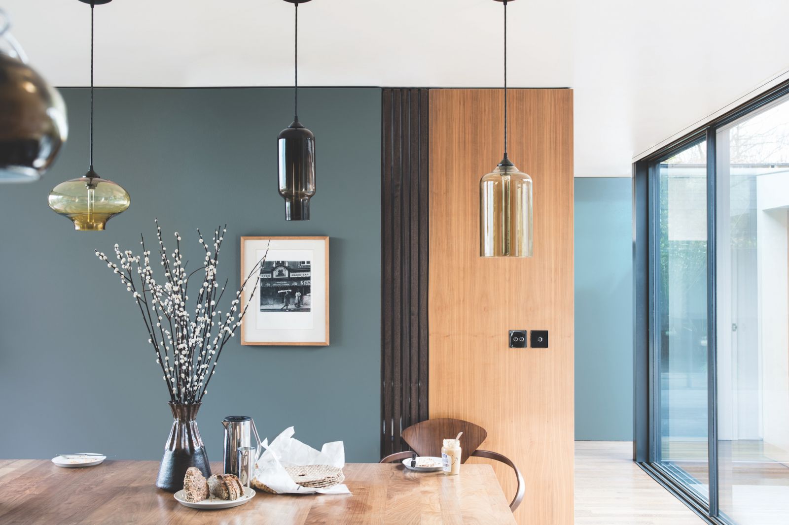 Die neue Farrow & Ball-Farbe «De Nimes», ein eleganter und gleichzeitig bodenständiger Blauton (No. 299), macht sich auf der Wand genauso gut wie auf den «PINATO»-Schiebetüren von Cabinet und sorgt in Kombination für eine harmonische und ausgeglichene Atmosphäre. Die Nuance hat ihren Ursprung in der Regency Epoche des 19. Jahrhunderts und ist inspiriert vom Stoff der Arbeitskleidung, die in der gleichnamigen französischen Stadt Nimes gefertigt wurde. Genauso wie Denim ist auch dieser Jeanston nie aus der Mode gekommen.