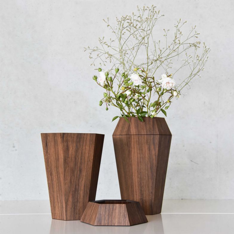 Die Blumenvase «voose» überzeugt mit ihrem modernen Produktdesign aus edlem Nussbaum. Dank ihrer Innenbeschichtung wird die Holzvase wasserdicht und erhält einen zusätzlichen Schutz. Die Form kann durch den aufgesetzten Ring ideal den Blumen angepasst werden.  Design: Cornel Fehlmann