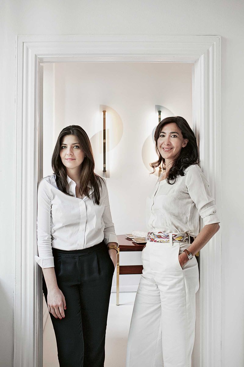 Ellen Bernhardt und Paola Vella lernten sich im Studio von Carlo Colombo kennen und arbeiten seit 2008 in einem ­gemeinsamen Studio in Mailand. Im Hintergrund ihre Leuchte «Papillon» für Arflex.
