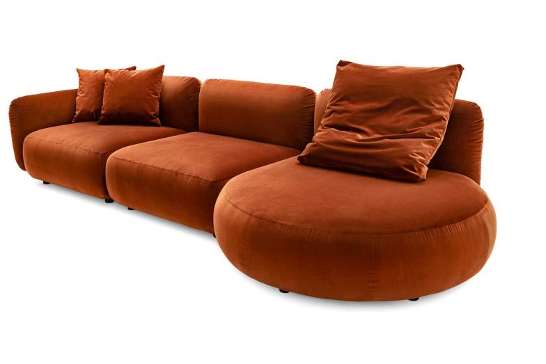 Es liegt nahe, hier den Begriff «feminines Design» zu gebrauchen, schon wegen der weichen Kurven: Dieses Sofa für Calligaris bietet jedenfalls extrem viel Platz und ist ein Mitbewohner mit entspannender Wirkung.