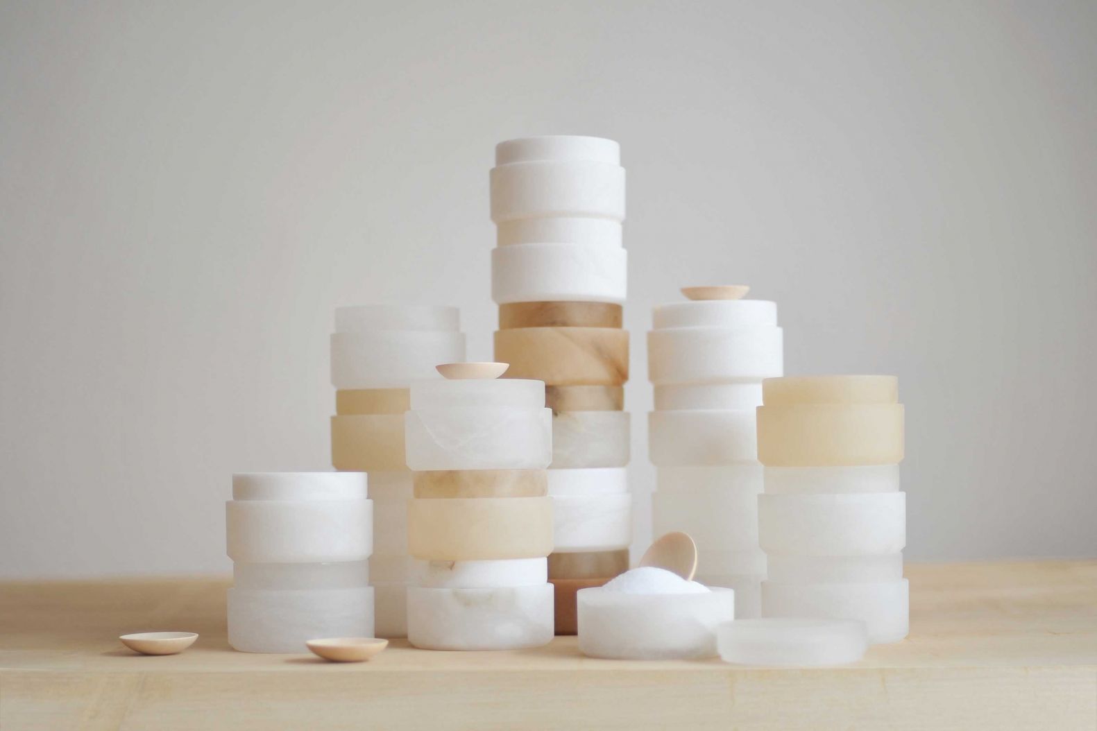 Zwei Frauen stehen hinter dem «Atelier Volvox»: Lea Gerber und Sophie Liechti. Die Produktdesignerinnen wollen «Objekte für einen poetischeren Alltag schaffen». Für die schmucken Salzdosen «Saliera» verwendeten sie Alabaster – ein Material, das in bis zu 300 Metern Tiefe liegt. Die Dosen werden in einem Handwerksbetrieb in der Toskana hergestellt, die passenden Löffelschalen aus Ahornholz im Schwarzwald von Hand gedrechselt. Atelier Volvox.