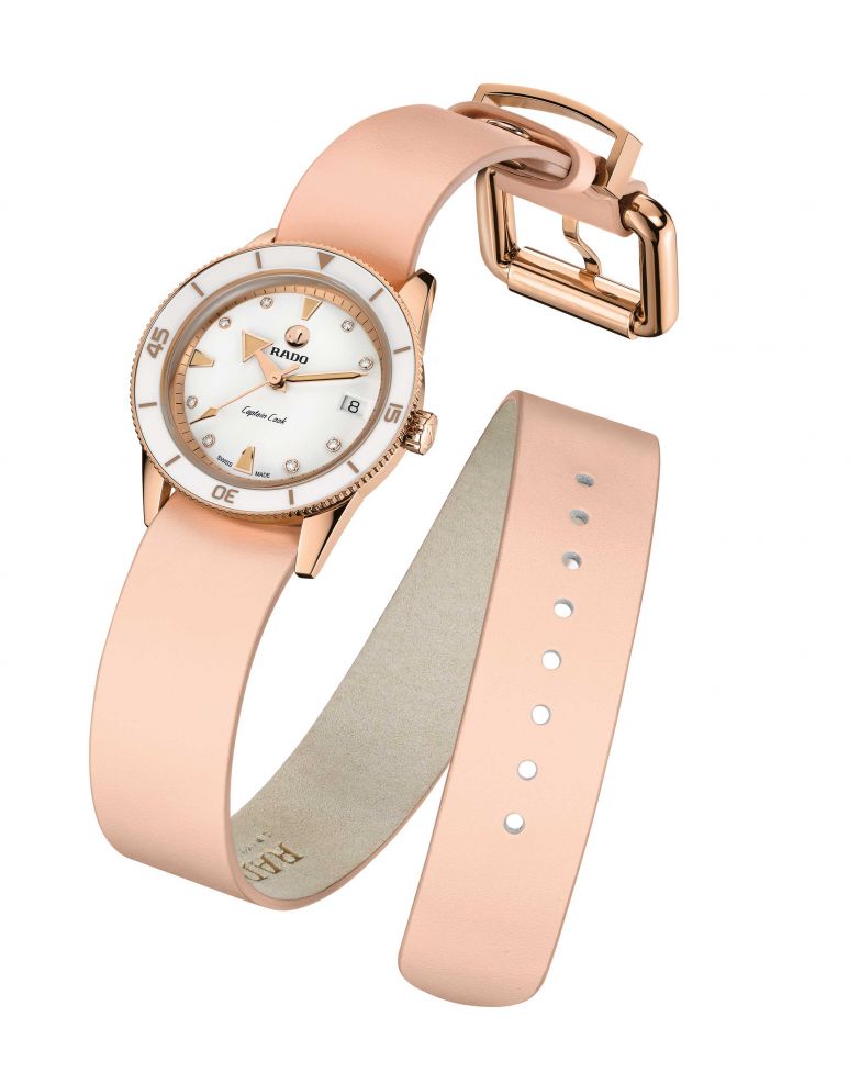 Der Schweizer Uhrenhersteller hat sich mit der Designerin Marina Hoermanseder zusammengetan, um eine weibliche Variante der «Captian Cook» zu gestalten. Das Resultat ist eine Uhr, die für Selbstbewusstsein, Ausdruckskraft und Eleganz steht. Rado.