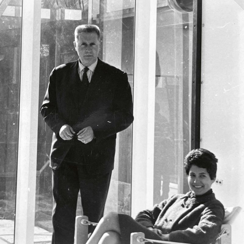 Jean Prouvé mit Tochter Cathérine, die heute in enger Zusammenarbeit mit Vitra das Erbe ihres Vaters pflegt.