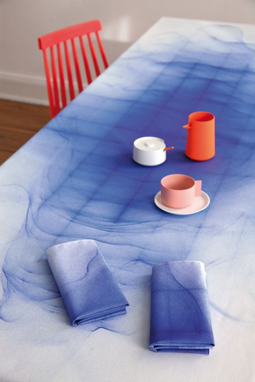 Tischdecke und Servietten in Blau-Weiss entstanden exklusiv für die Zürcher Designmesse «Blickfang». Jede Tischdecke ist ein Unikat; was jeweils darauf gedruckt wird, entscheidet ein Algorithmus, den Besau Marguerre so programmiert haben, dass es immer gut aussieht.