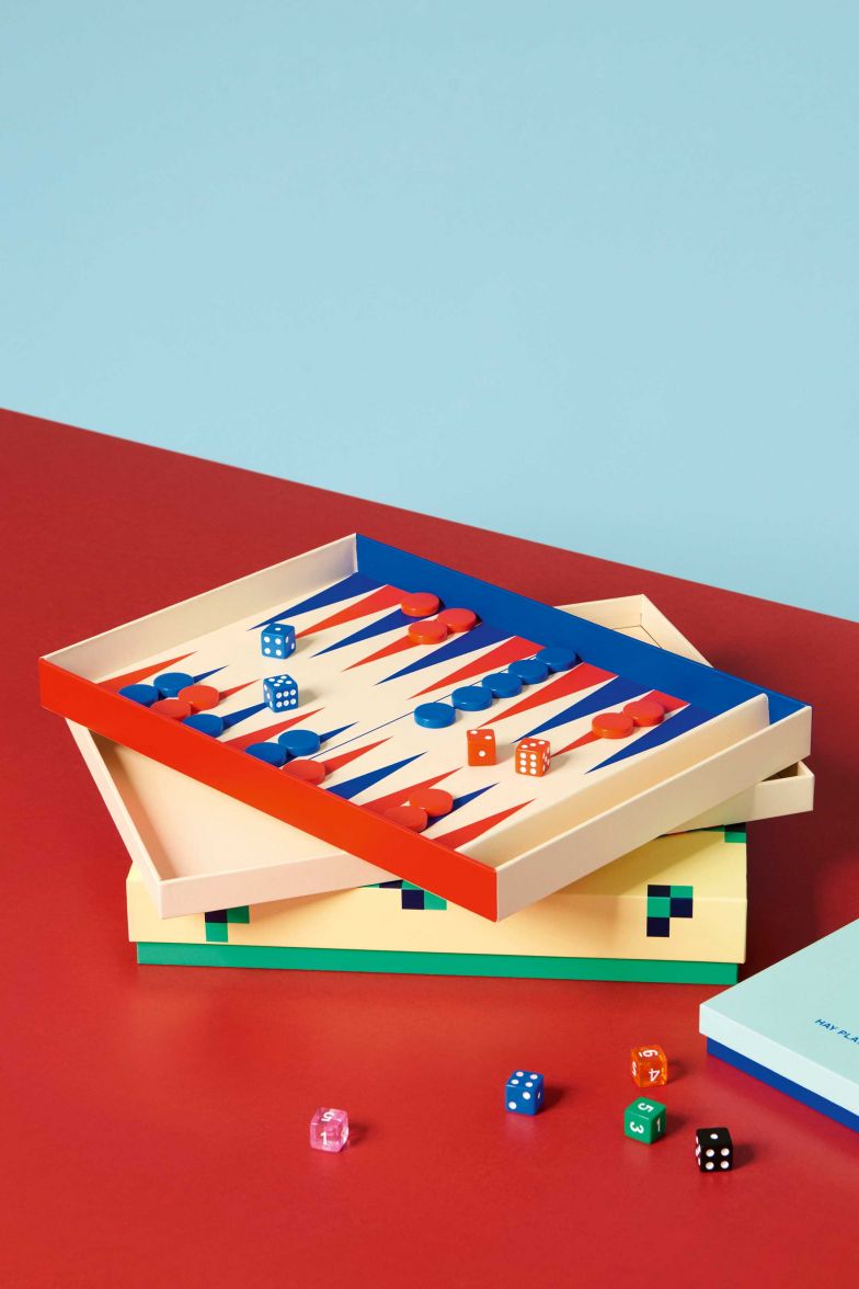 Für Hay gestaltete die Designerin Spieleklassiker neu – nicht nur Backgammon, sondern auch ein Yatzy und ein Schachspiel unterzog sie einer gründlichen Revision.