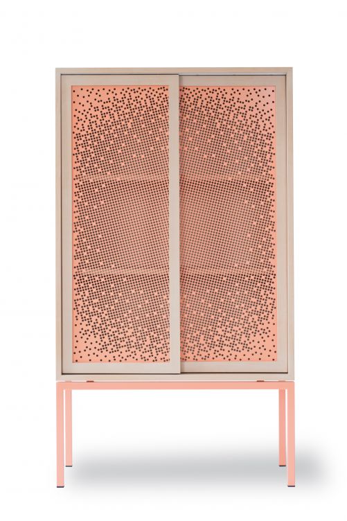 Sieht man's oder sieht man's nicht? Der Schrank «Mashrabeya» spielt genauso mit der Idee von Verhüllung und Preisgabe wie die dekorativen Holzgitter aus dem arabischen Raum, die Nina Mair die Inspiration für Name und Design dieses Möbels lieferten.