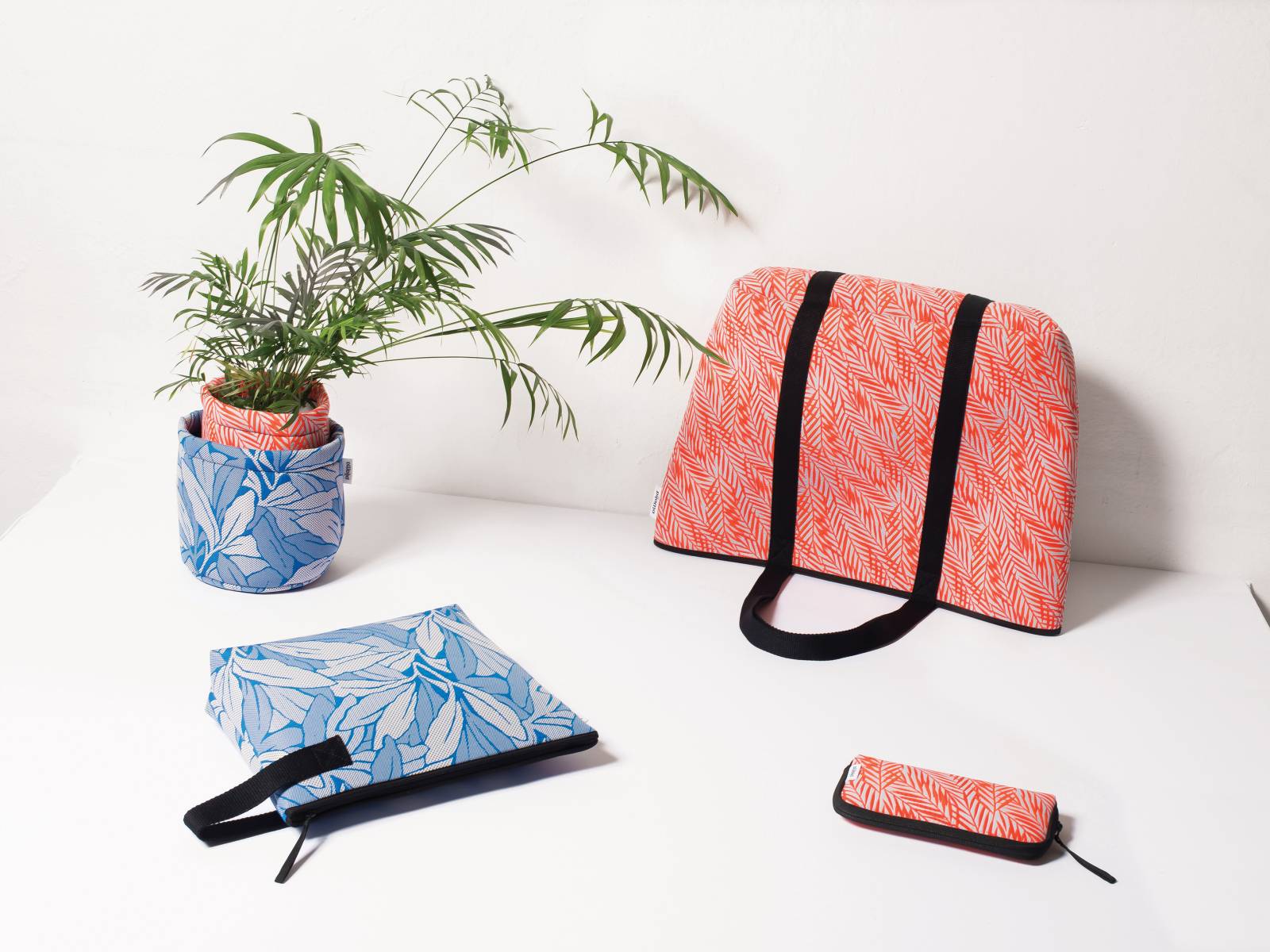 2006 gründeten Designerin Monica Battistella und Architekt Sergio Gobbi ihr Label vor dem Hintergrund, Softcases aus Stoffresten zu fertigen. Zuerst nur Taschen für Powerbooks oder Schallplatten, mittlerweile umfasst das Sortiment farbenfrohe Taschen und Accessoires für nahezu jeden Lebensbereich. Pijama.