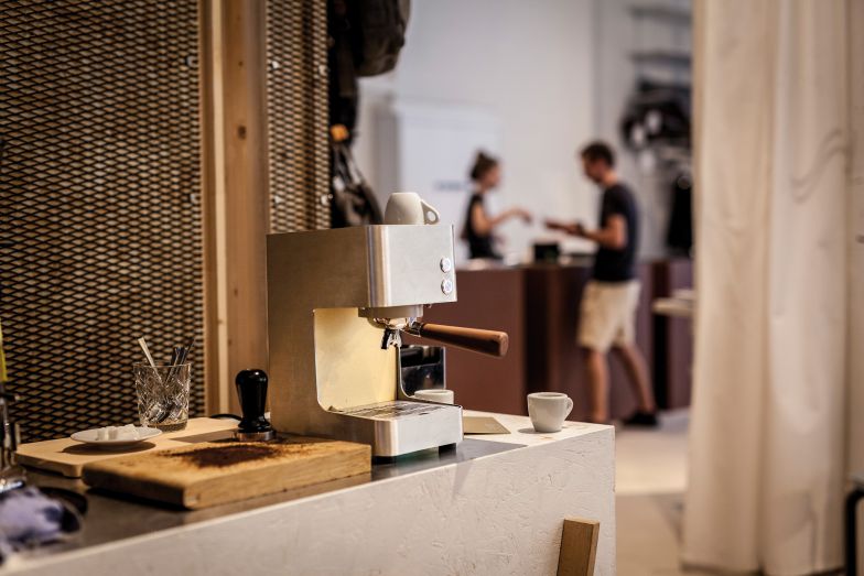 Edelstahl, ein mit Titan beschichteter Boiler, europäisches Nussbaumholz und ein Wassertank aus handgefertigtem, hochfestem Laborglas sind die Hauptmaterialien, aus denen die Kaffeemaschinen gefertigt sind; hochwertig, nachhaltig und robust.
