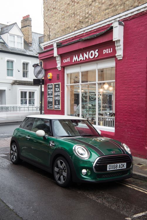 In Anlehnung an die 1960er-Jahre haben die Konstrukteure einzig für die Modelle der «60 Years»-Edition die Karosseriefarbe British Racing Green neu geschaffen. Auf Anfrage ist die Karosserie auch in den Farben Melting Silver, Midnight Black und Lapisluxury Blue lieferbar.