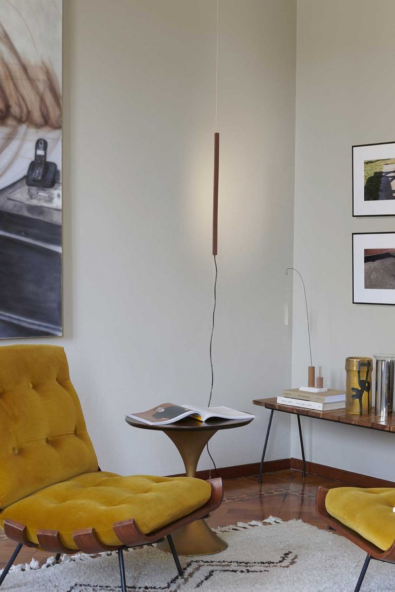 «Ilo» lautet der Name dieser Leuchtenserie des Spaniers David Lopez Quincoces. Sie ist als Wand- oder Pendelleuchte erhältlich sowie als Rise-and-Fall-Pendelleuchte. Allen Modellen gemeinsam ist das elegante, schlanke Design der Aluminiumschiene, in der sich die Lichtquelle befindet.