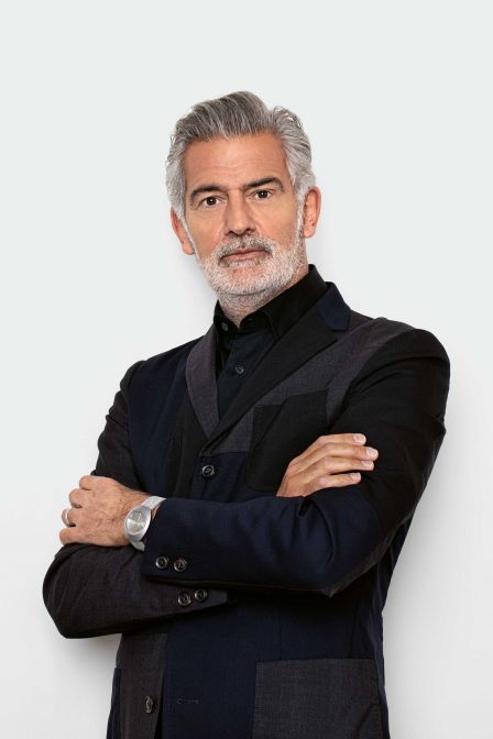 Alfredo Häberli ist ein international bekannter Schweizer Produktdesigner, dessen Bandbreite von Geschirr und Besteck über Stühle und Sofas bis zu Architektur und Autos reicht. Mit dem (Re-)Design einer Uhr erfüllte er sich einen lang gehegten Traum.