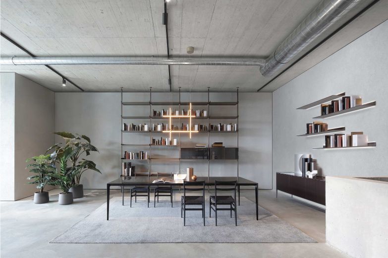 Glas und Aluminium sind die charakteristischen Materialien der Rimadesio-Kollektion. Im neuen Monobrand-Store bekommt man eine Idee davon, wie sie im eigenen Zuhause wirkungsvoll eingesetzt werden können.