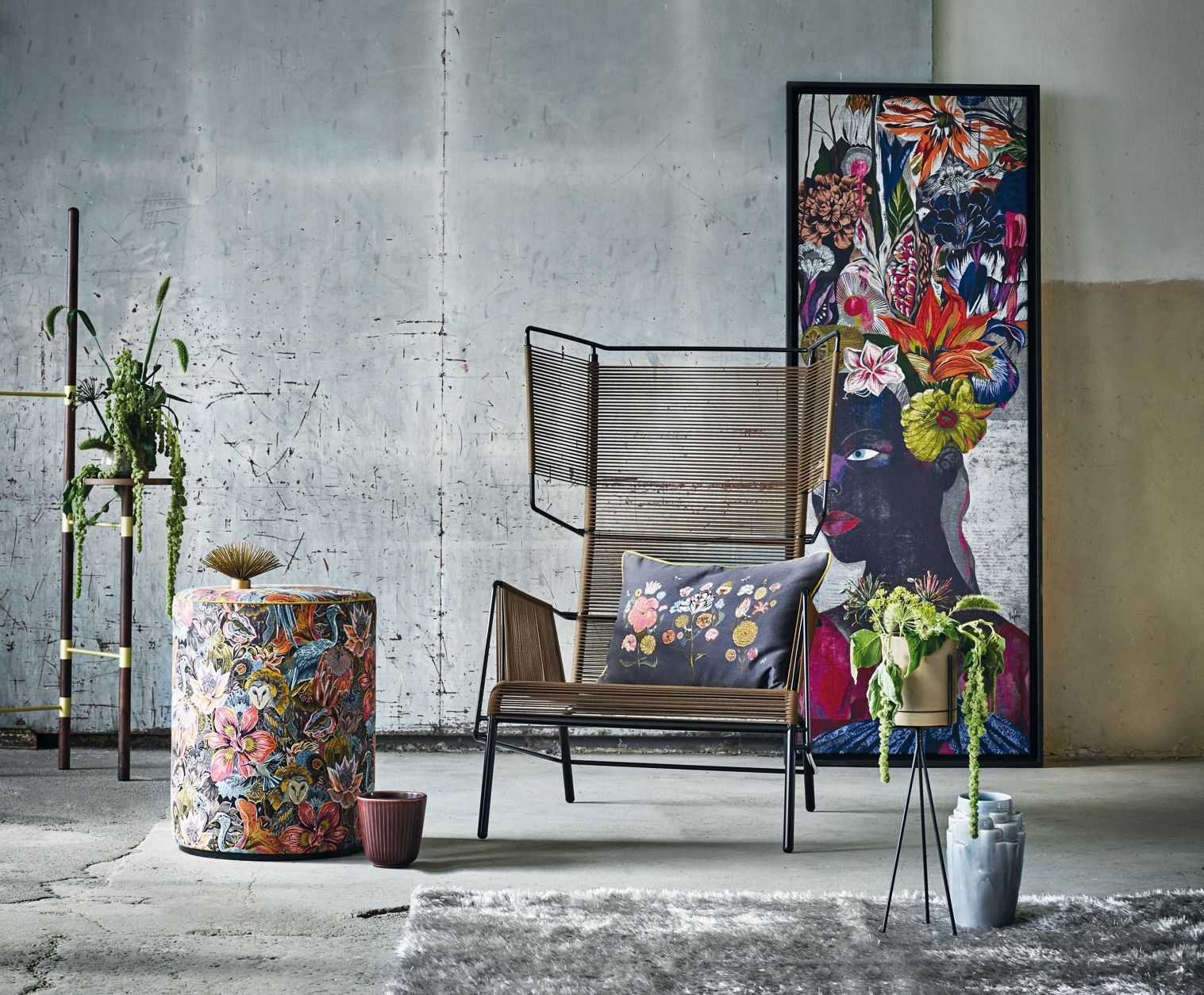 Blumen und Blüten zieren die gesamte, exklusive Home Collection by Olaf Hajek. Sie umfasst Kissen, Plaids, Poufs, Vorhänge, Paravents und gewebte Bilder.