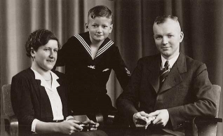 Karl Schramm, hier mit seiner Frau und seinem Sohn Karl Junior, legte 1923 mit seiner Polsterei und Sattlerei den Grundstein für das heutige erfolgreiche Unternehmen.