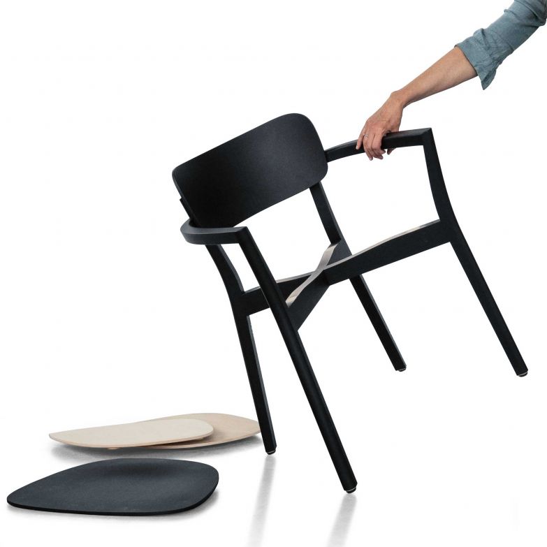 Stephan Hürlemann «Imma» heisst das neuste Möbelstück, das Stephan Hürlemann für den Schweizer Möbelhersteller entworfen und im September an den Zurich Design Weeks vorgestellt hat. Dreieinhalb Jahre hat der Architekt und Designer an der neuen Stuhlfamilie gearbeitet, deren prägendes Element die Kreuzzarge ist. Die massive Konstruktion ersetzt die umlaufende Zarge und sorgt zusammen mit den geschwungenen Hinterbeinen und der verleimten Rückenlehne für hohe Stabilität. Ungewohnt für den Schweizer Hersteller: «Imma» gibt es nicht nur in Schwarz und naturbelassen, sondern auch in vielen Farben wie Hellgelb, Leuchtendrot oder Hellblau. HÜRLEMANN / HORGENGLARUS