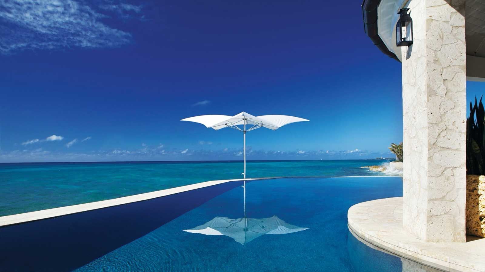 Die Inspiration für diesen Sonnenschirm stammt aus den Tiefen des Meeres; der «Manta MAX» schwebt wie ein Mantarochen über jeder Seelandschaft.