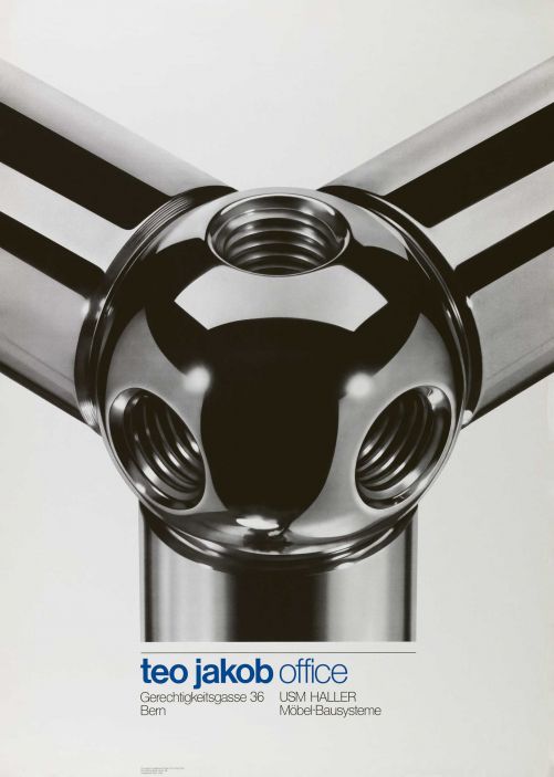 Das Plakat mit der Konekta-Kugel verweist auf die seit 1972 bestehende Zusammenarbeit mit USM Haller, deren ikonisches Möbelsystem durch die charakteristische Kugelverbindung geprägt ist. Das verwendete Foto stammt von Balthasar Burkhard, einem der bedeutendsten Schweizer Fotografen und Pioniere der internationalen zeitgenössischen Fotokunst.