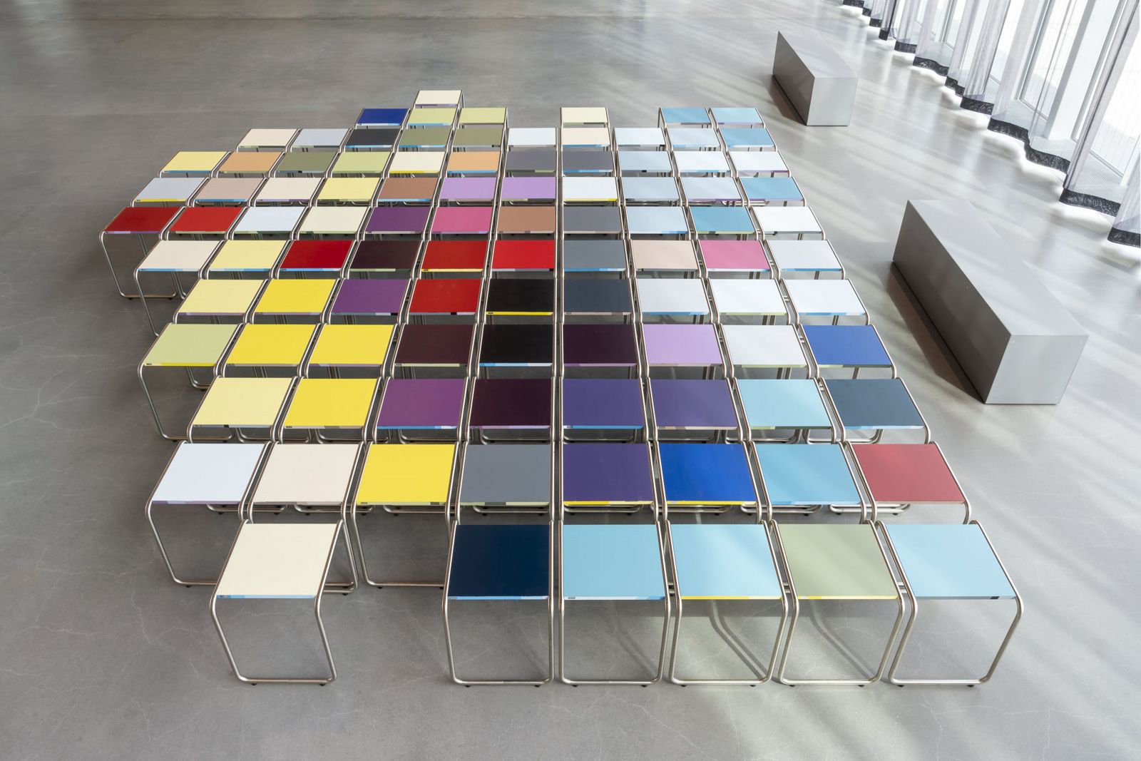 Gebrauchsgegenstand oder Kunst? Beides, sagt die Stiftung Bauhaus Dessau und beauftragte den Künstler Jay Gard, der aus dem Hocker «B 9» eine Sonderediton entworfen hat, die im Raum veränderbar ist.