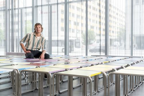 Der Künstler Jay Gard verliess sein gewohntes Berliner Umfeld und konzentrierte sich in Dessau auf das Formen- und Farbenspiel des Bauhauses.