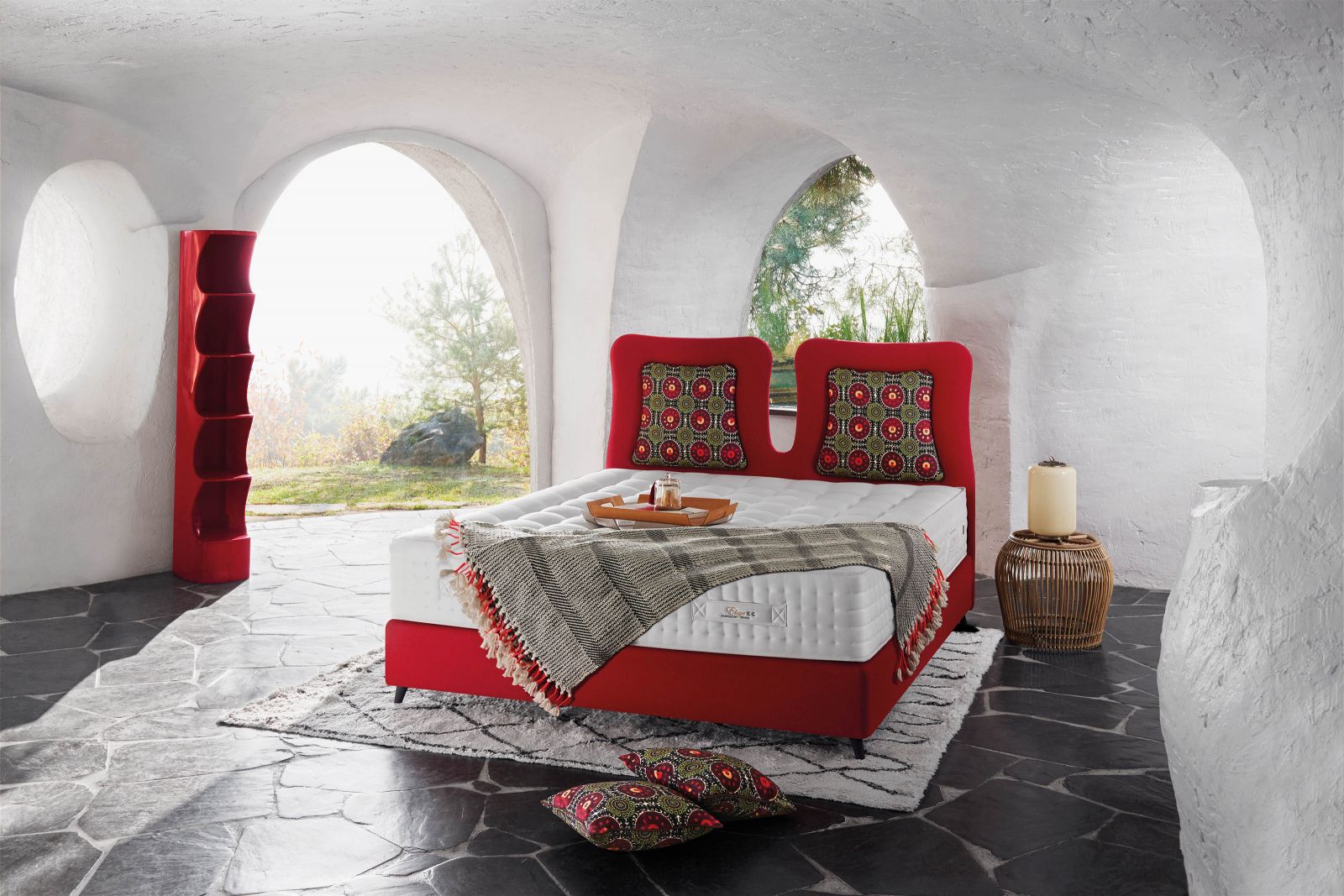 Mit «Double Jeu» führt Designer Christian Lacroix Handwerkskunst und französisches Design aufs Schönste zusammen und verleiht dem gebogenen Kopfteil dank warmer Farben, Ahnenmustern, Stickereien und Ornamenten ein orientalisches Aussehen.