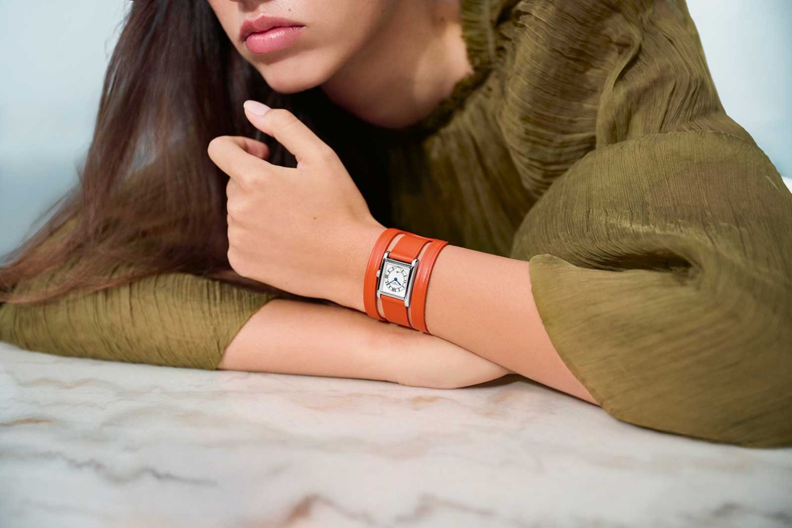Die «Mini DolceVita» trägt jetzt neue Farben. Ihre Doppelbänder aus Nappaleder umspielen das Handgelenk und erzählen von Sommer, Eleganz und einer Prise Pferdesport – die Löcher im Band sind von eins bis sechs nummeriert, wie bei einem Steigbügel. Das ikonische, rechteckige Gehäuse gibt es mit oder ohne Diamanten. longines.com