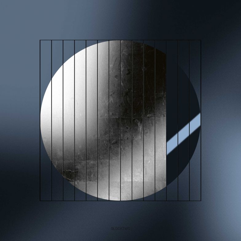 Vorsicht, (Mond-)Suchtgefahr! Die «Moon 90» präsentiert den Zeitverlauf eines Mondzyklus in 28 wiederkehrenden Intervallen und erinnert mit jedem Blick auf ihre einzigartige Front an die Schönheit des Himmelskörper. Die Mondphasenanzeige zieren einzelne Blätter feinen Edelmetalls in den Farben Gold, Mondgold oder Platin. Diese besondere Veredelung ist handgefertigt und erinnert an faszinierende Mondlandschaften. QLOCKTWO.COM