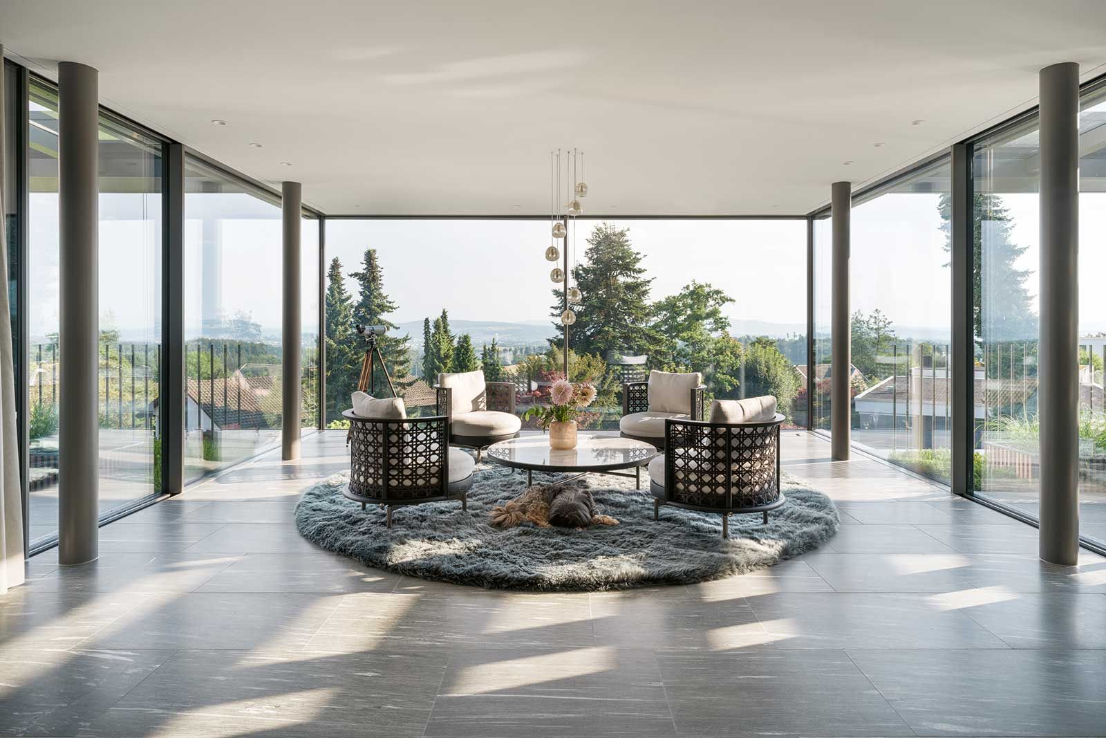 Das Einrichtungshaus roesch richtet Häuser sowohl Indoor als auch Outdoor ein.  In Basel werden auf 4600 Quadratmetern und 6 Etagen das Neuste weltbekannter Marken für stilvolles und modernes Wohnen und Arbeiten sowie für den Outdoorbereich vorgestellt.